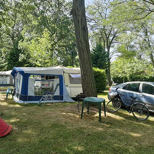 emplacement camping caravane au Camping Les Loges dans le Puy de Dôme
